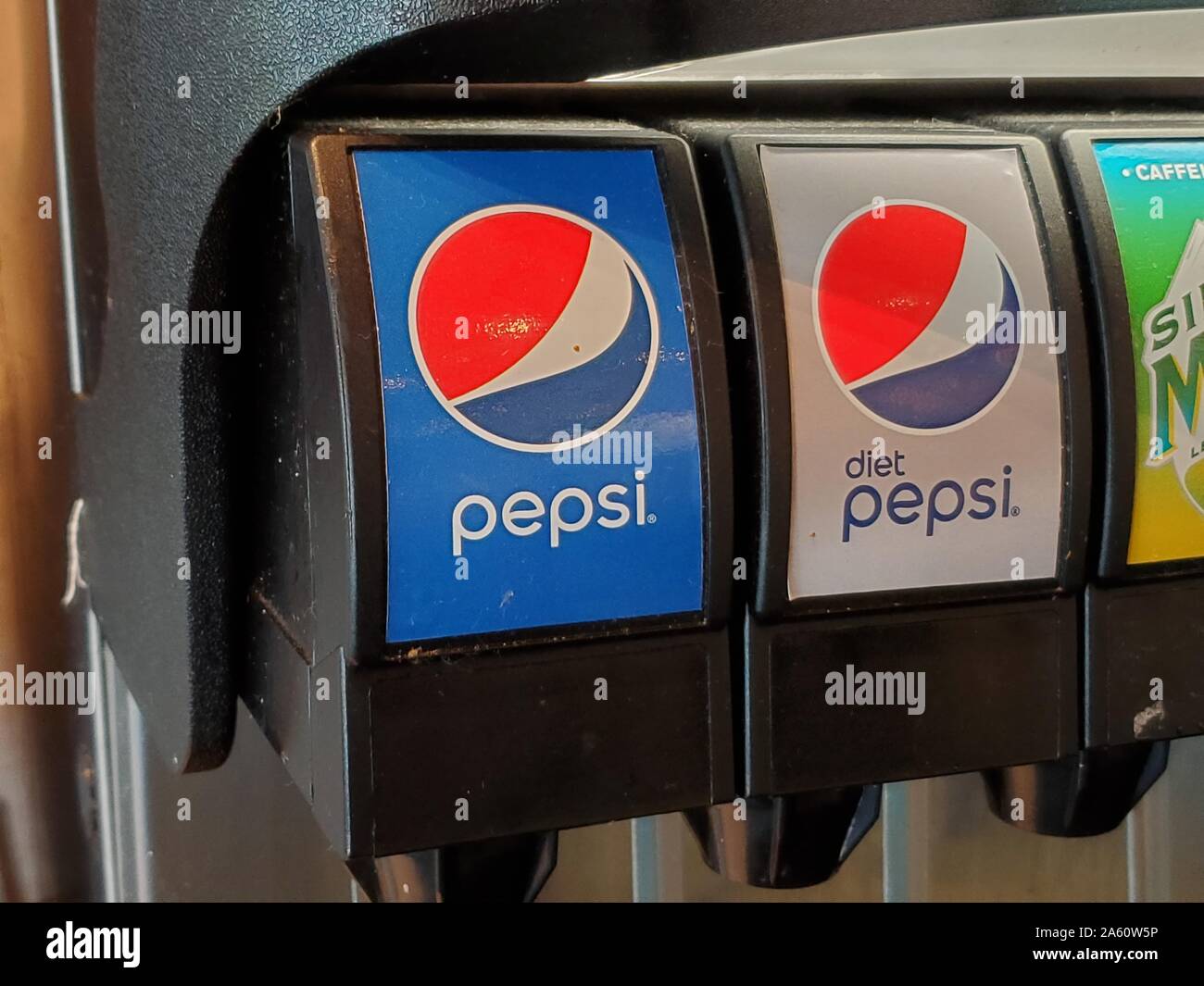 Automatische Softdrink Koks Getränke Maschine Cola Spender Soda Spender  Kohlensäure Getränke Maschine