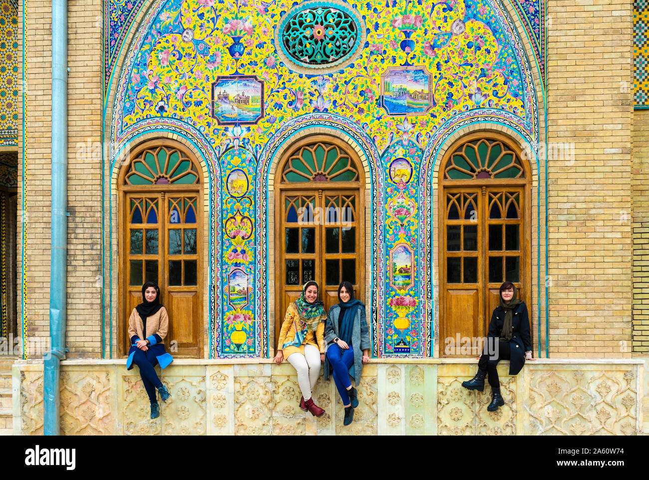 Gruppe der jungen iranischen Frauen vor der keramischen Fliesen sitzt, Golestan Palast, UNESCO, Teheran, Islamische Republik Iran, Naher Osten Stockfoto