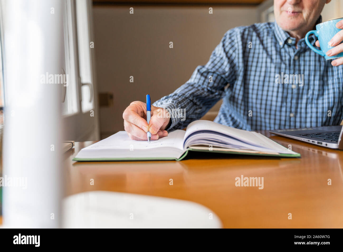 Ältere Menschen zu Hause vor laptop Notizen sitzen Stockfoto