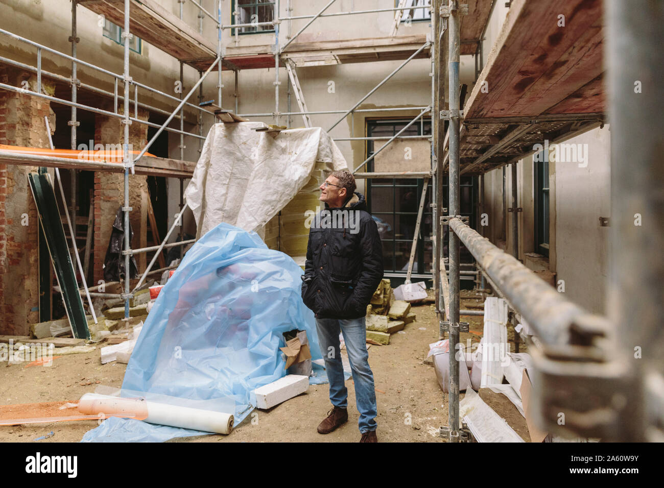 Mann, der auf einer Baustelle Stockfoto