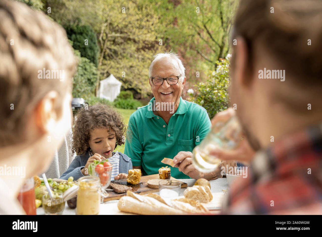 Erweiterte Familie beim Mittagessen im Garten Stockfoto