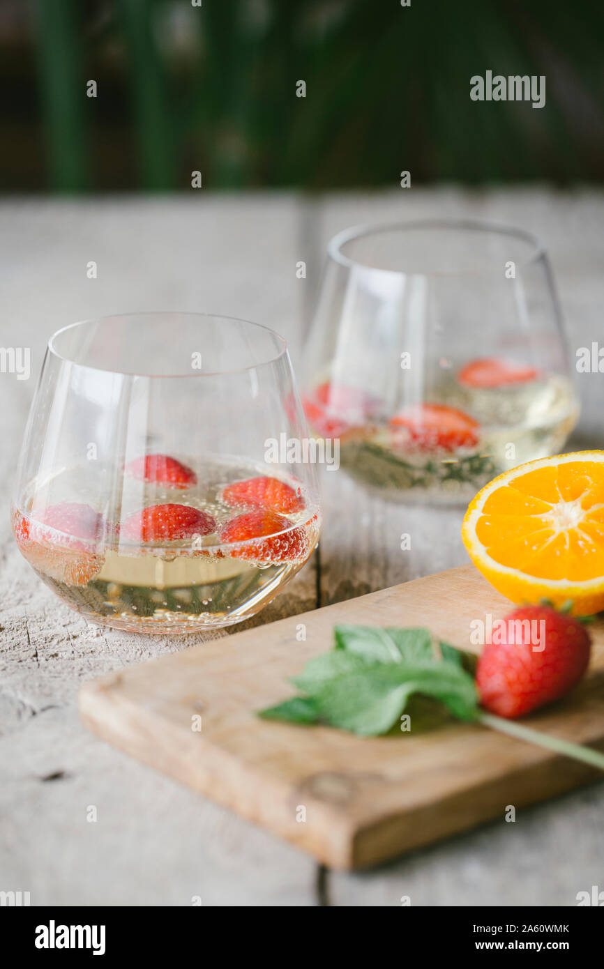 Nahaufnahme der Cocktail mit Früchten auf hölzernen Tisch Stockfoto