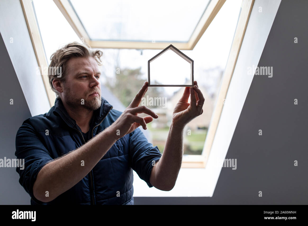 Architekt durch Holzhaus Modell Stockfoto