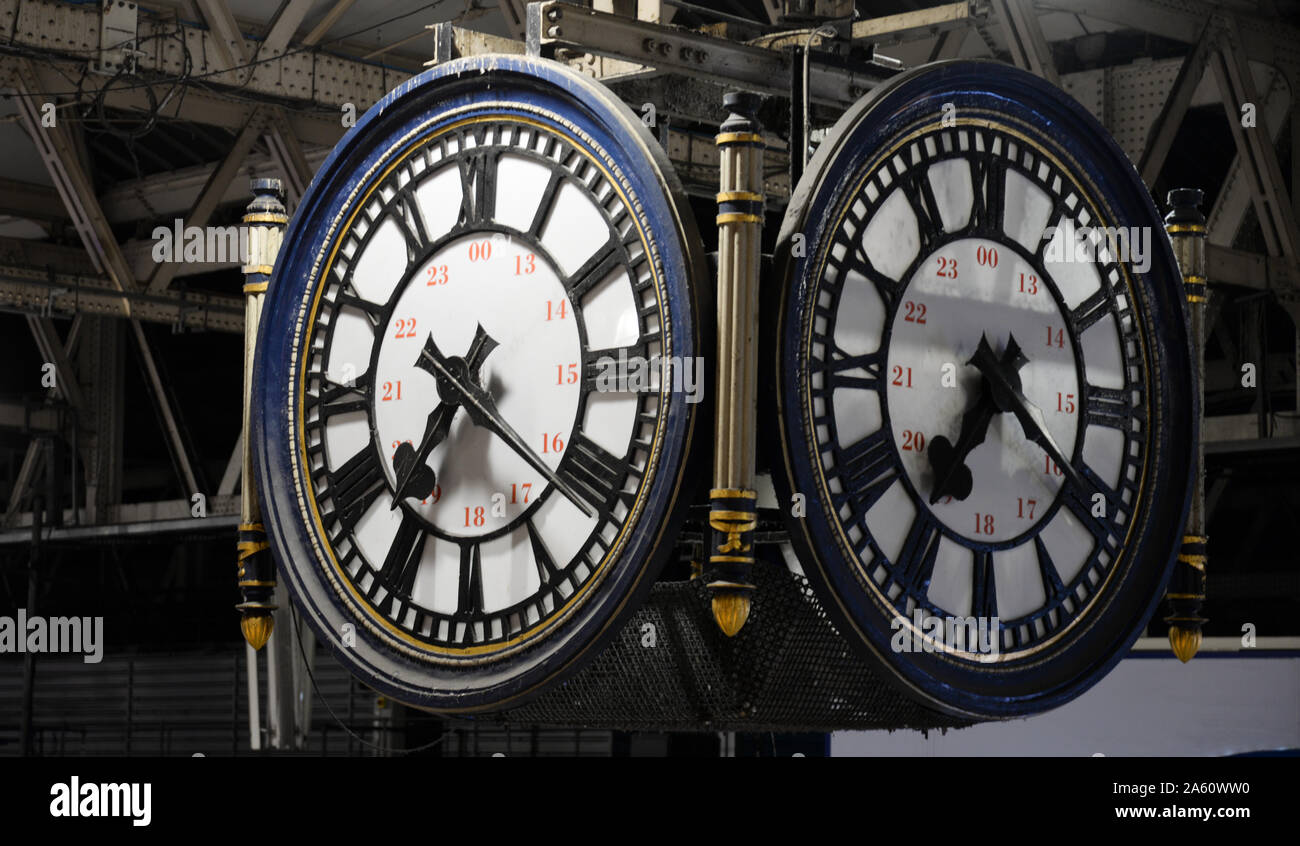 Die Uhr am Waterloo Bahnhof, wo Viele ein Treffen im Laufe der Jahre arrangiert wurde. Stockfoto