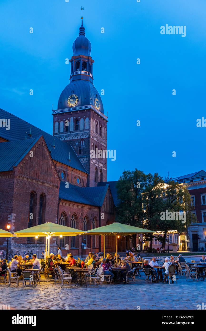 Riga Dom (Kathedrale) in der Dämmerung, Altstadt, UNESCO-Weltkulturerbe, Riga, Lettland, Europa Stockfoto