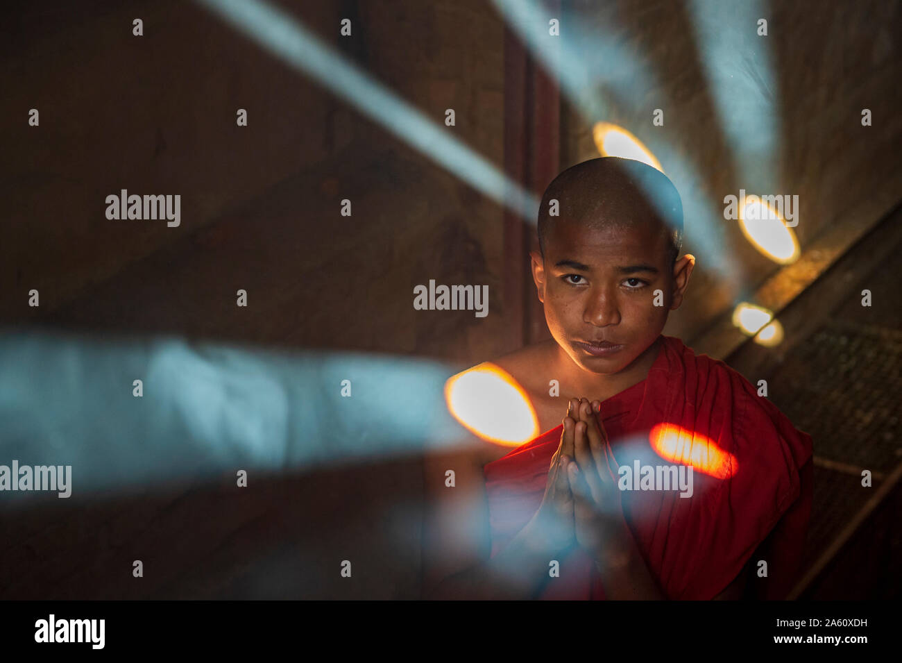 Anfänger buddhistischer Mönch betet mit Wellen von Licht, Bagan, Myanmar (Burma), Asien Stockfoto