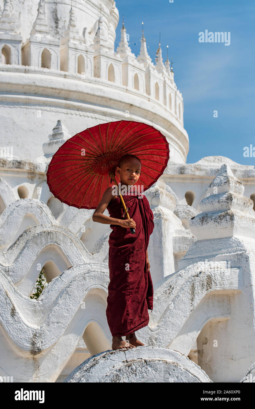 Junge Novizin buddhistischer Mönch stehend auf Tempel Mauern, Mingun, Saigang, Myanmar (Birma), Asien Stockfoto