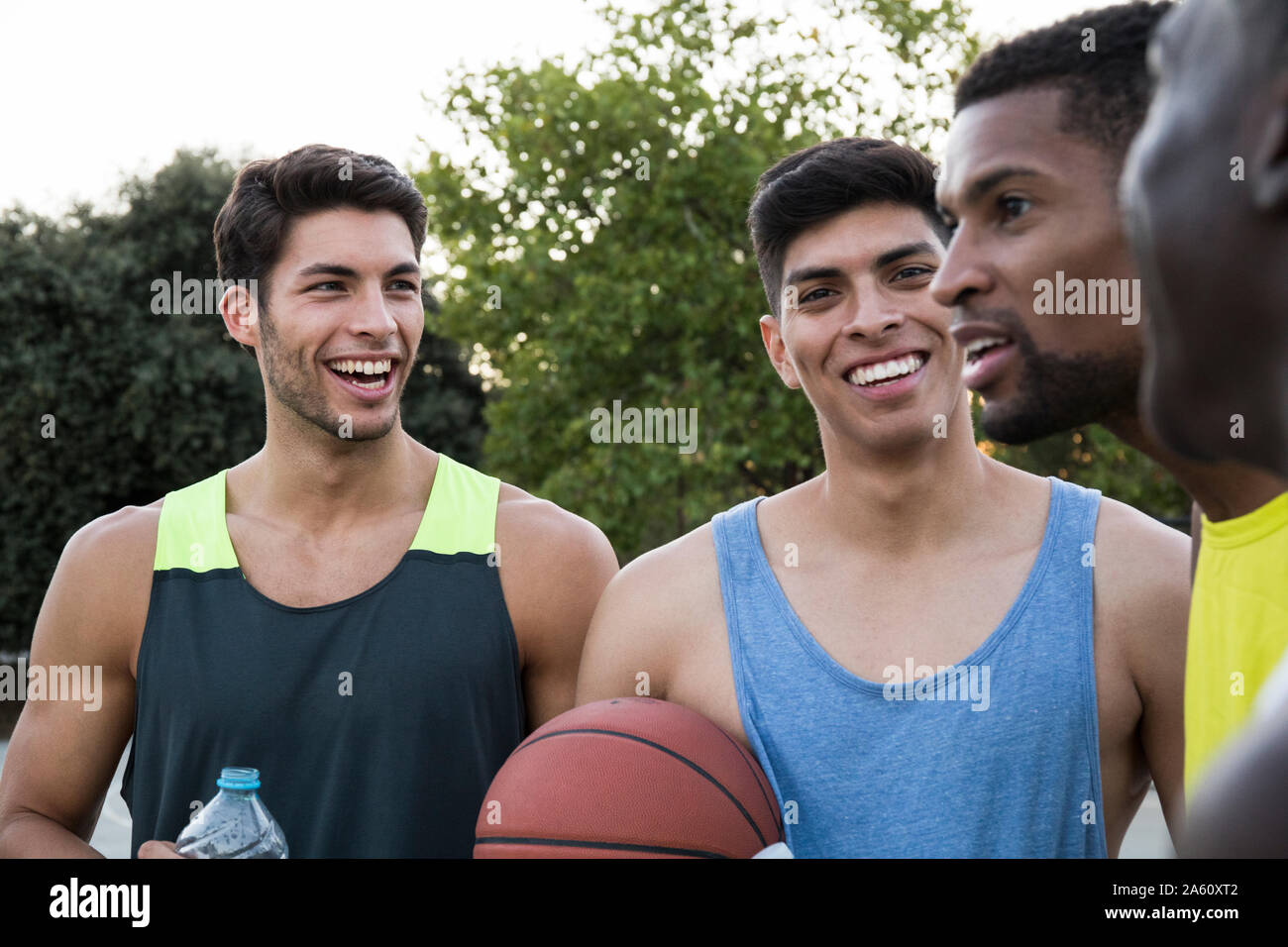 Gruppe der multirassischen Sportler zusammen und lachen Stockfoto