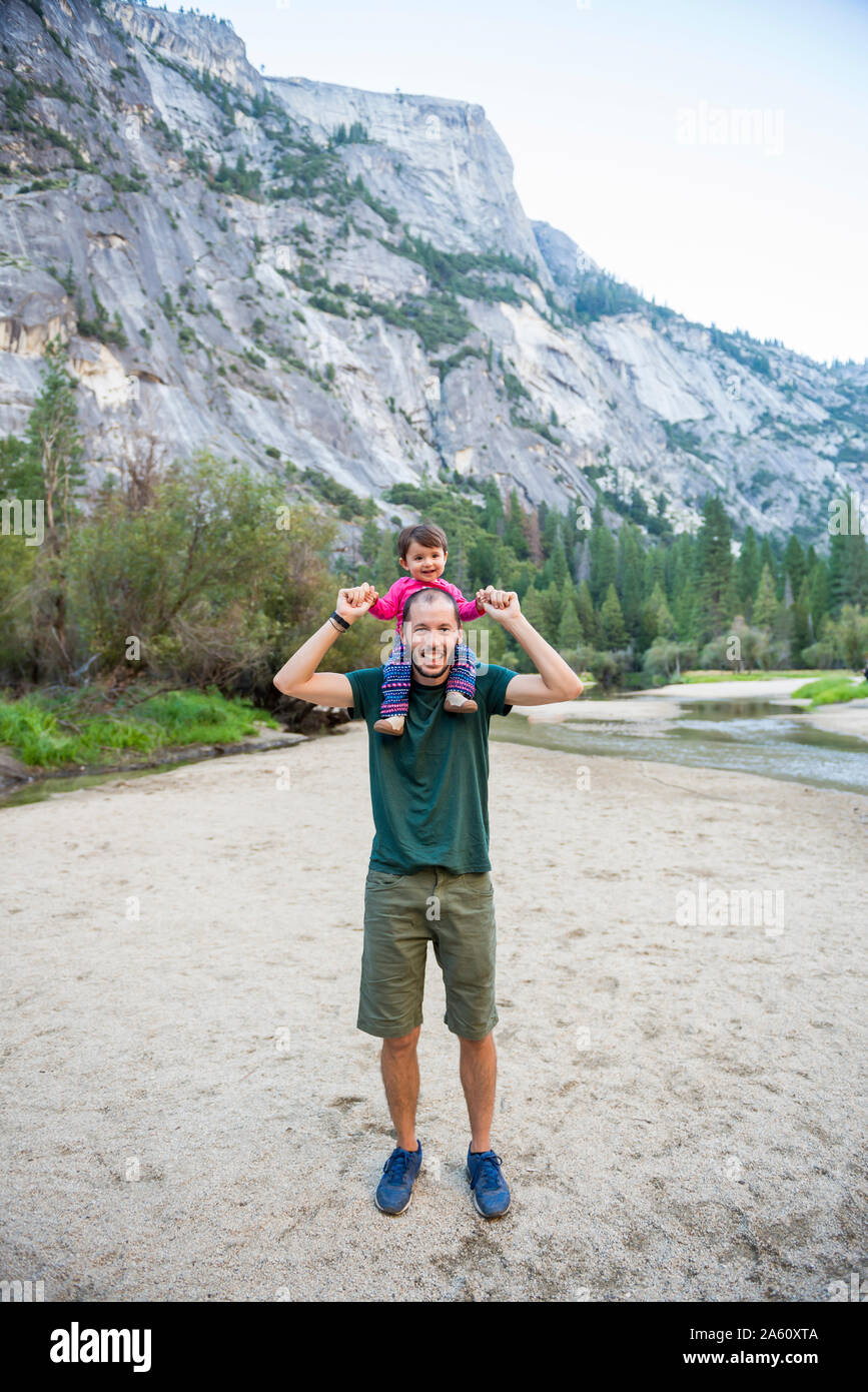 Porträt der glückliche Vater, die kleine Tochter auf seinen Schultern, Yosemite National Park, Kalifornien, USA Stockfoto