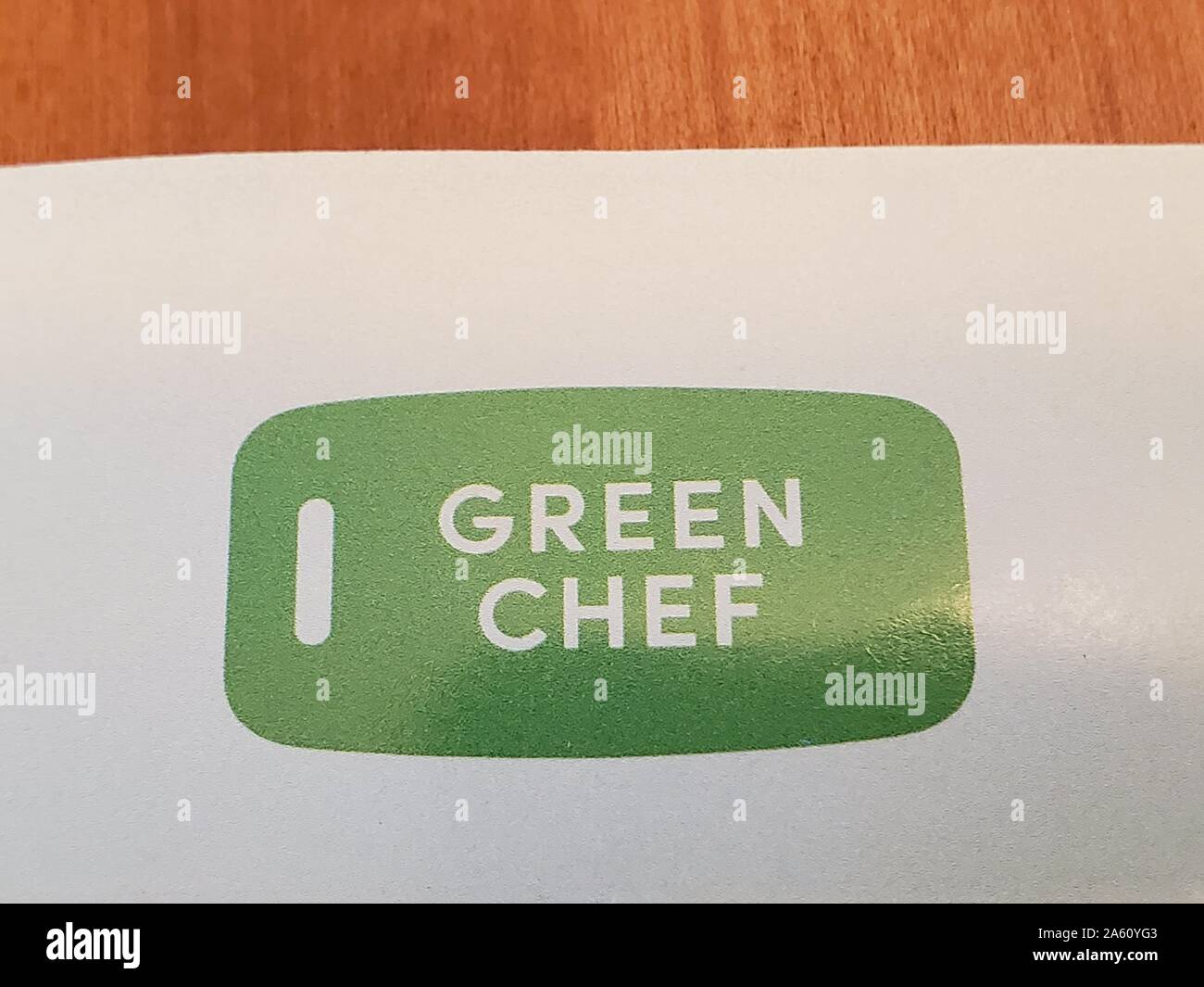 Nahaufnahme des Logos für den Speise Kit Lieferservice Green Chef, der sich auf organische Lebensmittel und spezielle Keto- und Paleo-Diäten konzentriert, auf Papier auf hellem Holzhintergrund, 10. September 2019. () Stockfoto