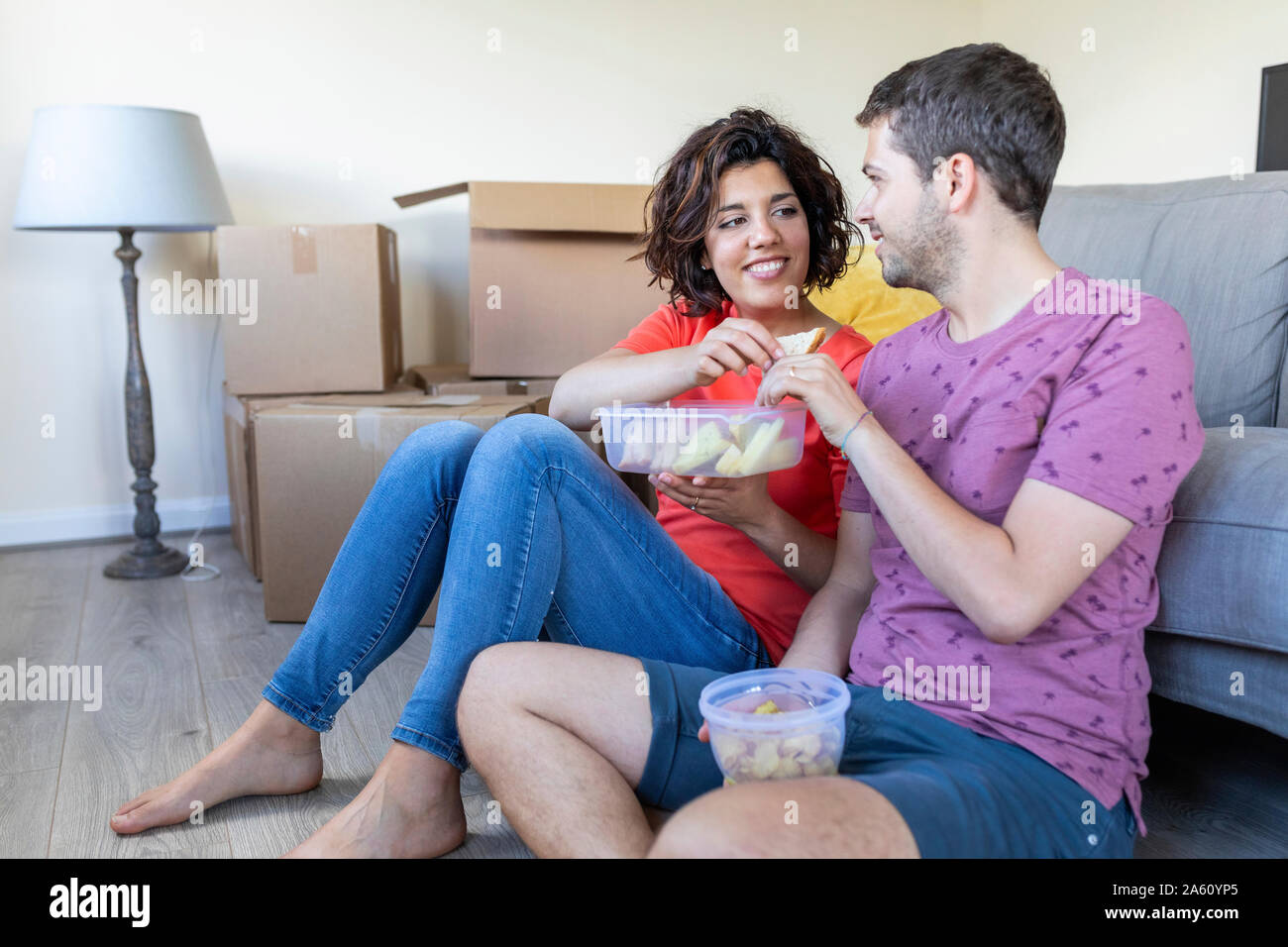 Glückliches Paar Umzug in neues Zuhause eine Pause und Mittagessen Stockfoto
