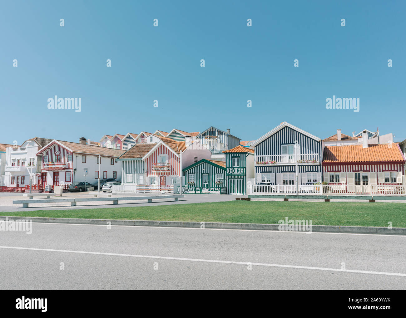 Blick auf die gestreiften Häuser am Straßenrand, Costa Nova, Portugal Stockfoto