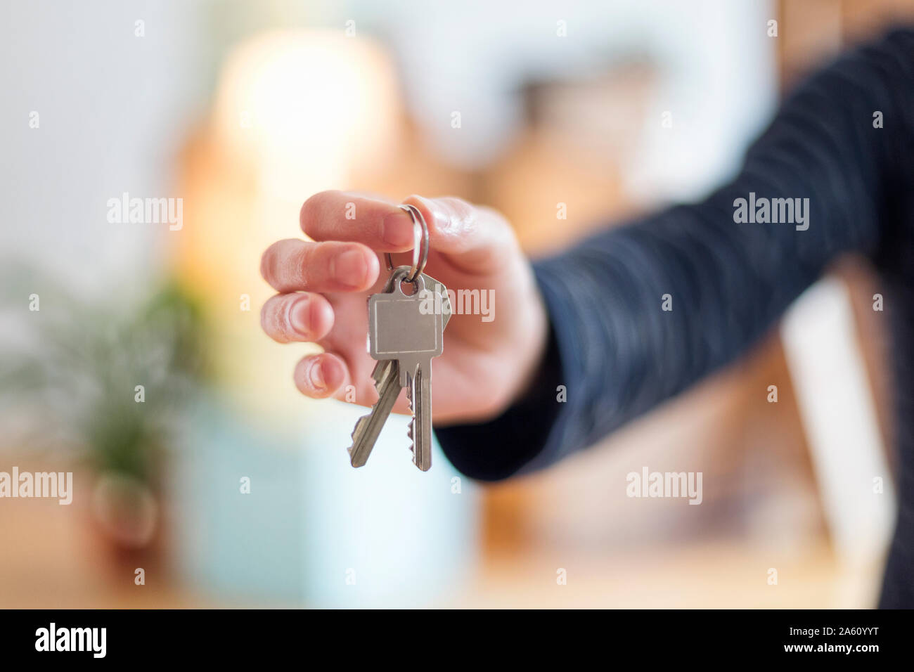 Nahaufnahme der Mann hält Hausschlüssel im neuen Haus Stockfoto