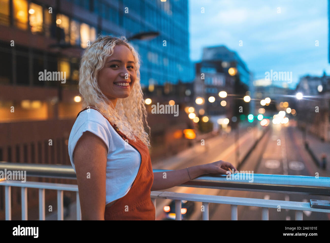 Junge Frau in die Stadt in der Dämmerung mit Urban Street in London. Stockfoto