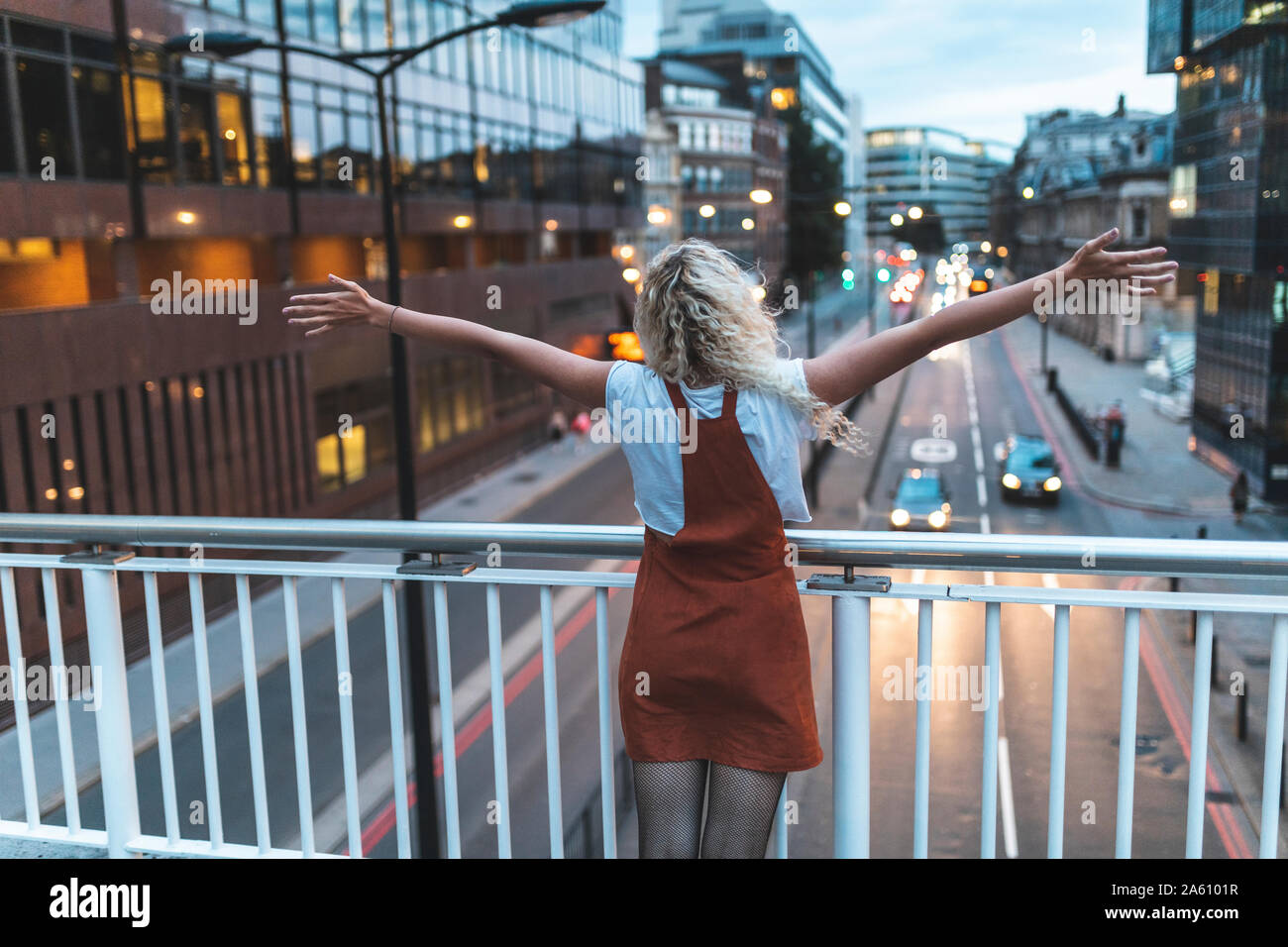 Glückliche und erfolgreiche junge Frau in der Stadt in der Dämmerung in London Stockfoto