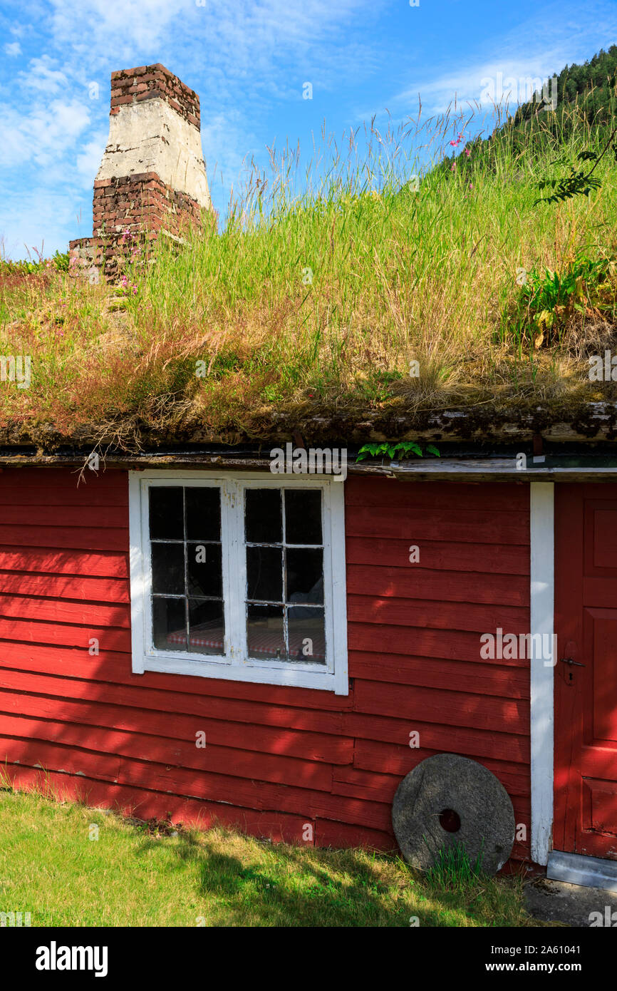 Rasen Dach, Holz- roten Häuschen, Haereid Hochplateau, sonnigen Tag, wunderschönen Eidfjord, Norwegen westlichen Fjorde, Norwegen, Skandinavien, Europa Stockfoto