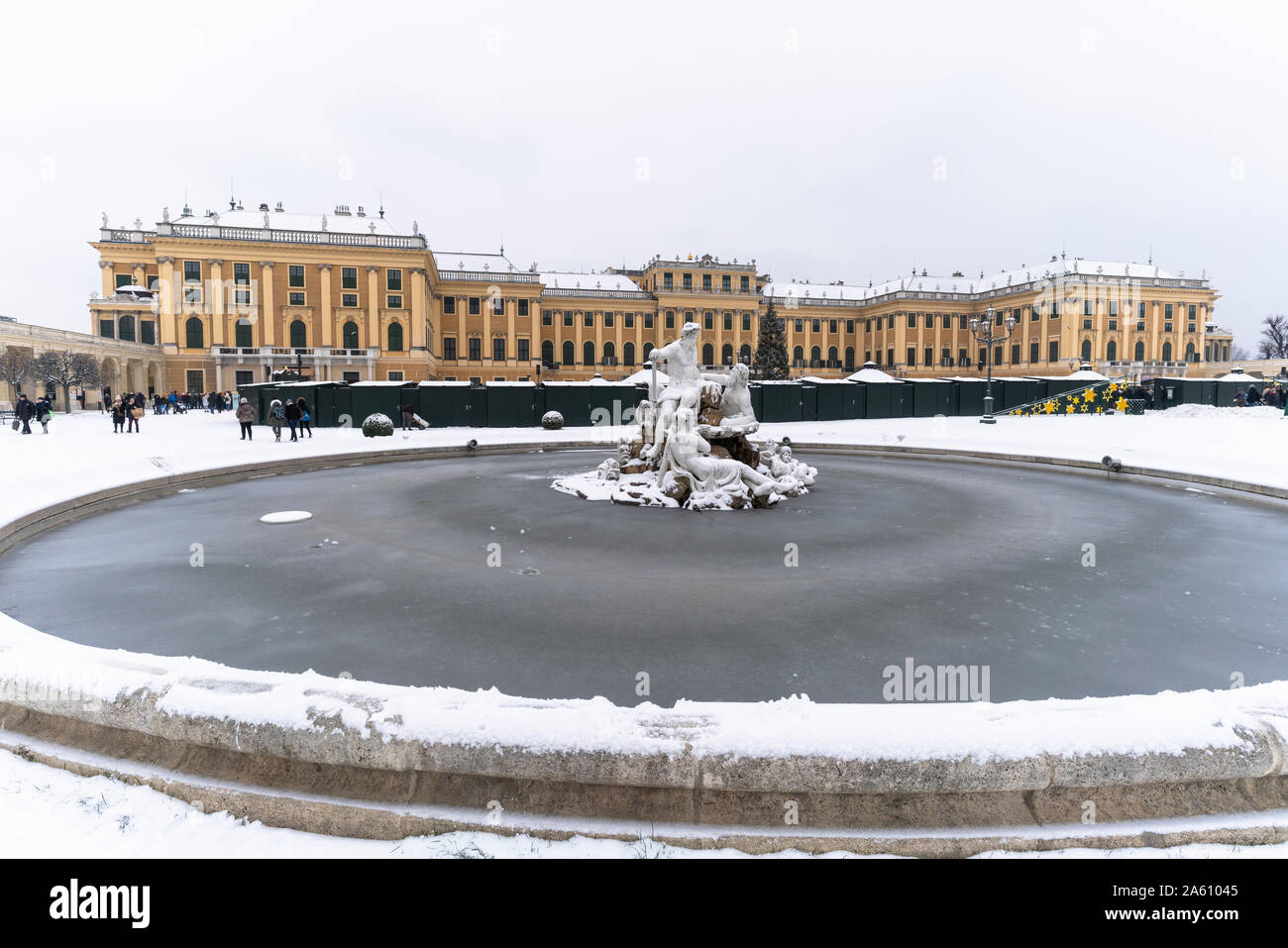 Gefrorenes Wasser der Najadenbrunnen und Schnee rund um Schloss Schönbrunn, Weltkulturerbe der UNESCO, Wien, Österreich, Europa Stockfoto