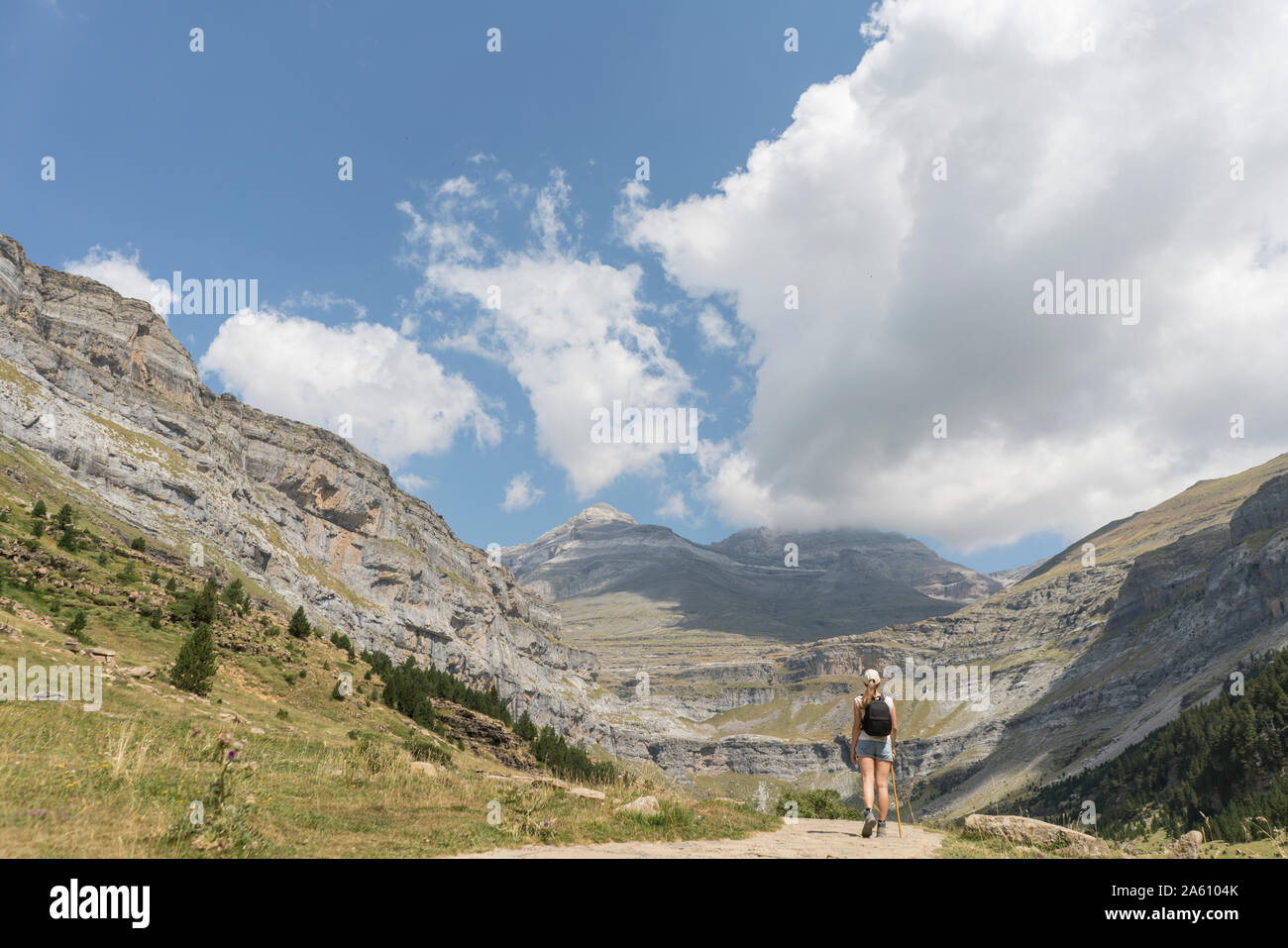 Ansicht der Rückseite Frau zu Fuß auf den Weg in die Berge, Ordesa Nationalpark, Aragon, Spanien Stockfoto
