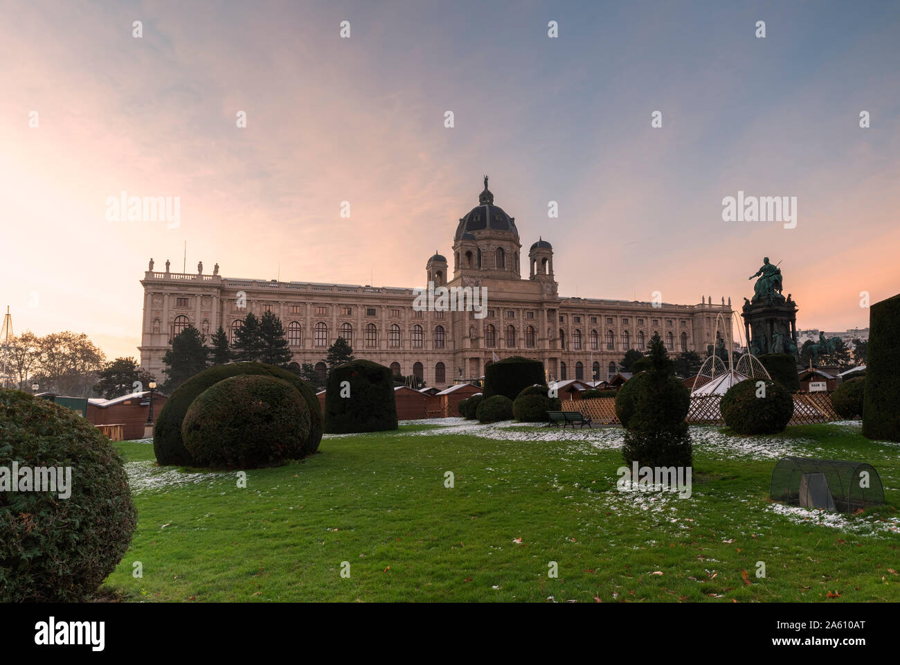 Garten und Weihnachtsmärkte im Kunsthistorischen Museum (Kunsthistorisches Museum), Maria-Theresien-Platz, Wien, Österreich, Europa Stockfoto