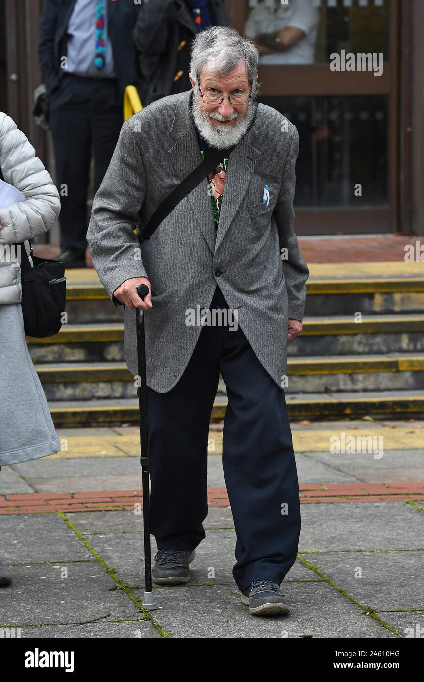 Aussterben Rebellion Aktivist John lynes, 91, verlässt Folkestone Magistrates' Court, wo er verweigert Missachten einer polizeilichen Zustand während einer Demonstration als Aussterben Rebellion Aktivisten mit der Blockade der Hafen von Dover gesucht. Stockfoto
