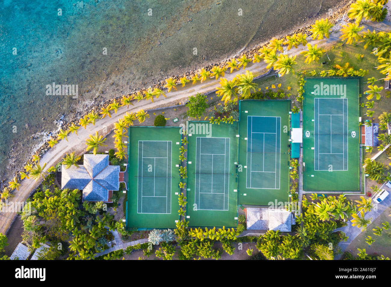Tennisplätze und Palmen im Luxus Curtain Bluff Resort von oben betrachtet, alte Straße, Antigua, Leeward Inseln, West Indies, Karibik Stockfoto