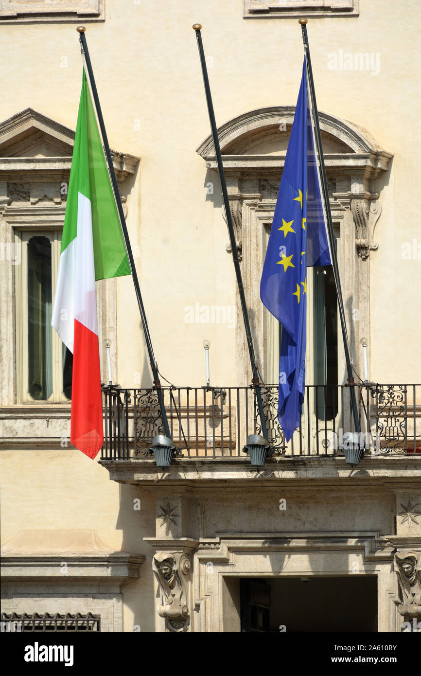 Fahnen auf der Palazzo Chigi Piazza Colonna in Rom. Residenz der italienischen Premierminister - Italien. Stockfoto