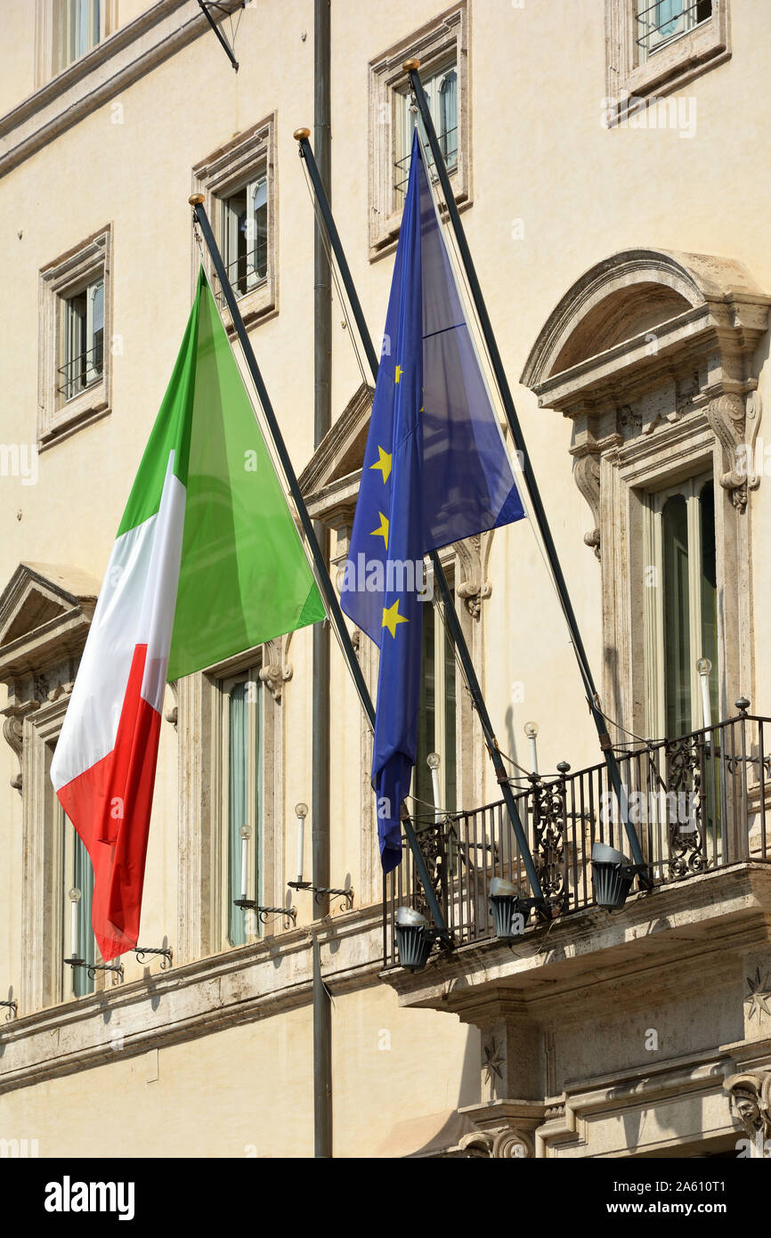 Fahnen auf der Palazzo Chigi Piazza Colonna in Rom. Residenz der italienischen Premierminister - Italien. Stockfoto