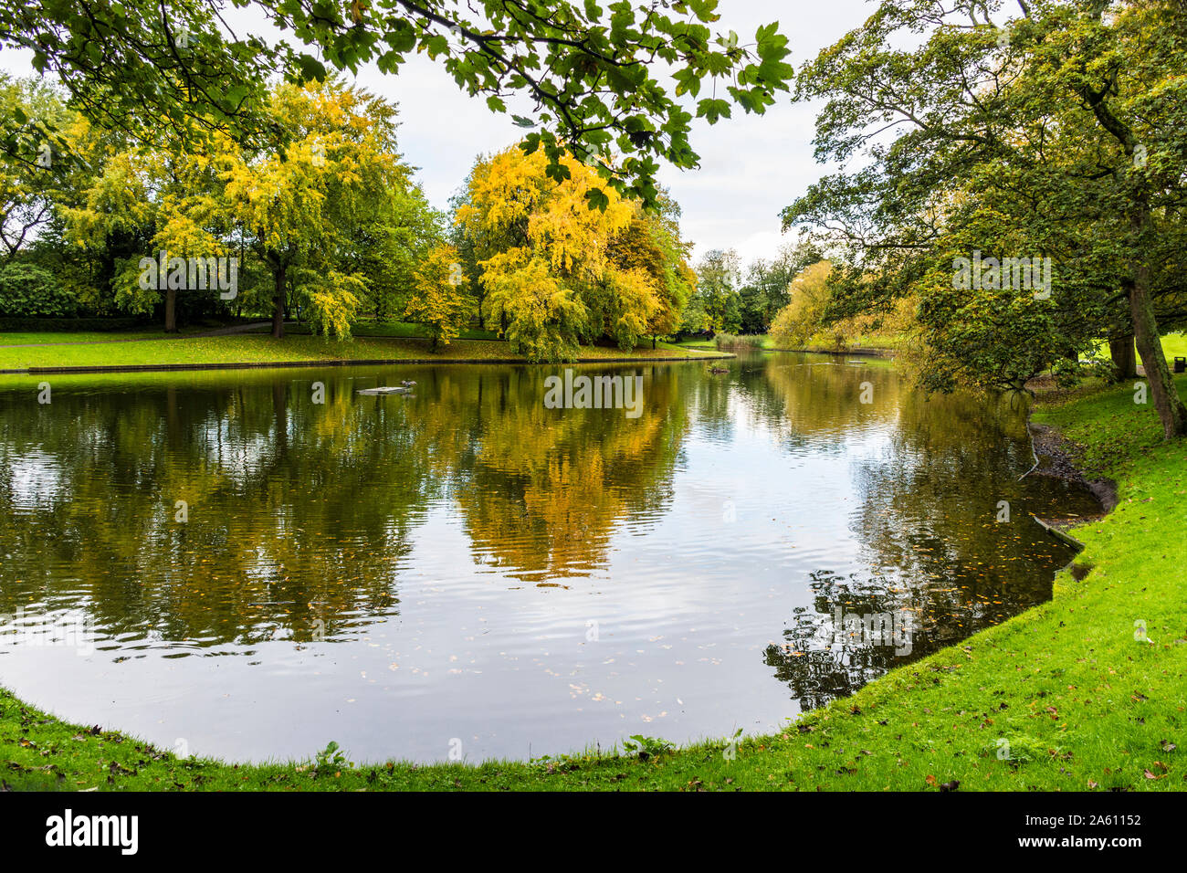 Greenbank Park, Liverpool, UK. Der See im Herbst. Stockfoto