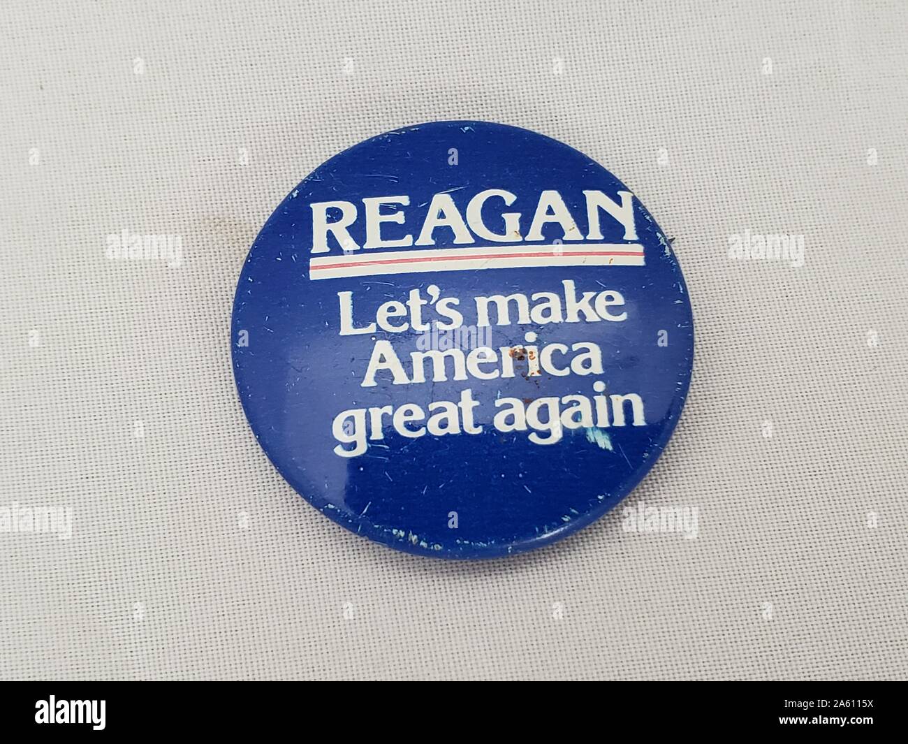 Nahaufnahme des Rückklebeknopfes mit der Textlesung Reagan, Lassen Sie uns Amerika Wieder Großartig machen, für Ronald Reagans Präsidentschaftswahlkampf 1980, 26. September 2019. () Stockfoto