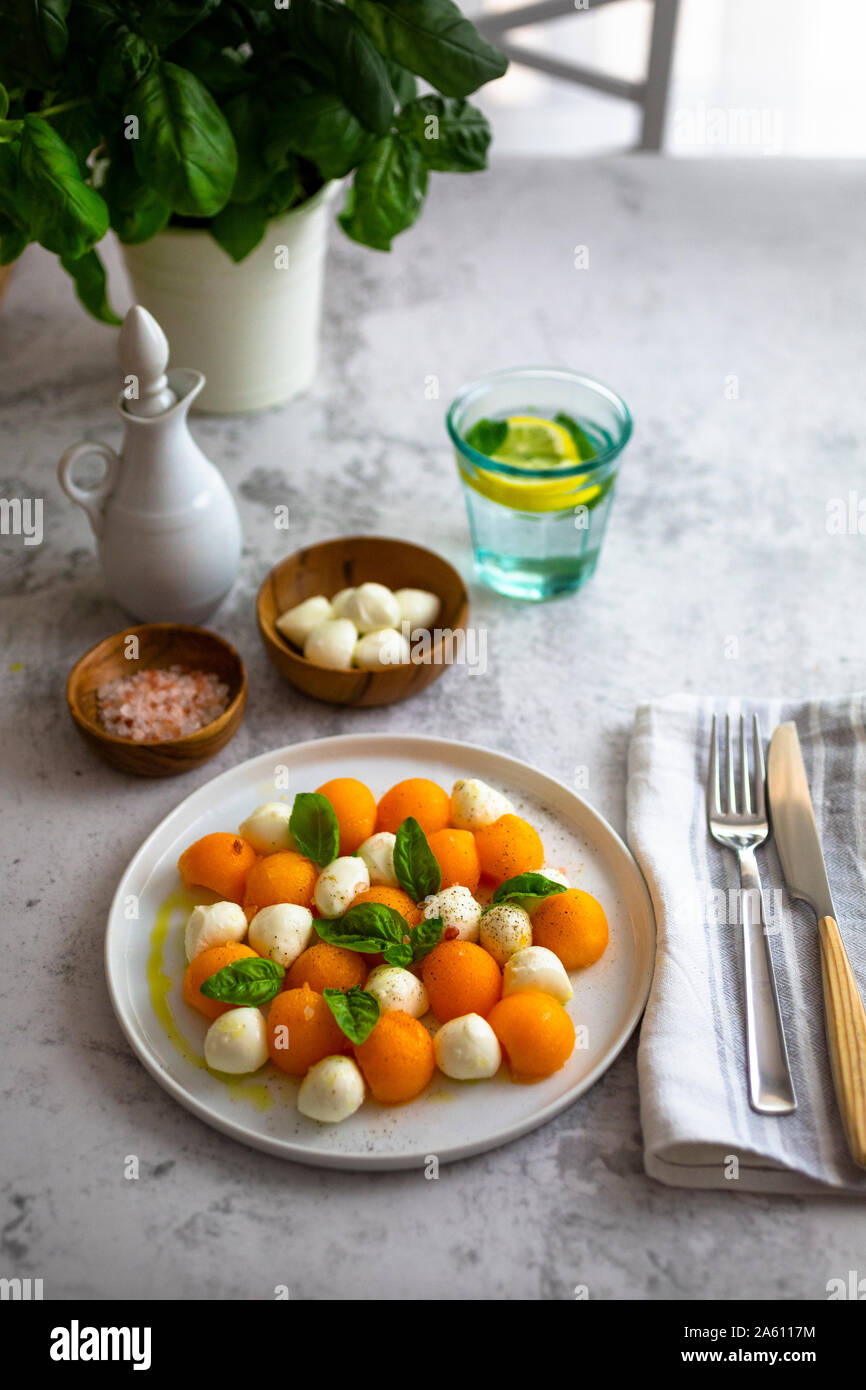 Hohe Betrachtungswinkel und der Salat mit Getränk von Mozzarella und Salz auf die Tabelle Stockfoto