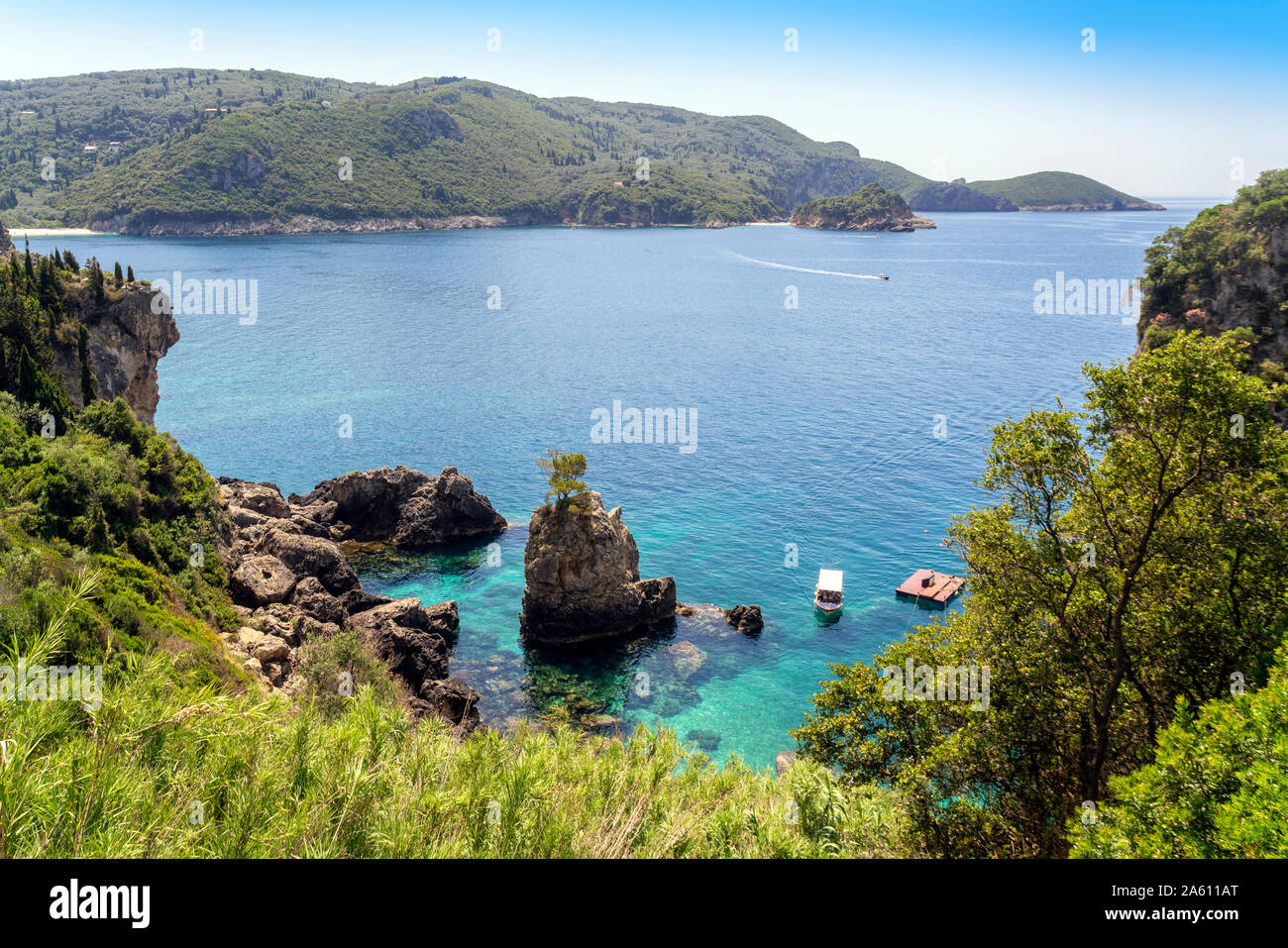 Malerische Aussicht auf das Meer und die Berge in Korfu, Griechenland Stockfoto