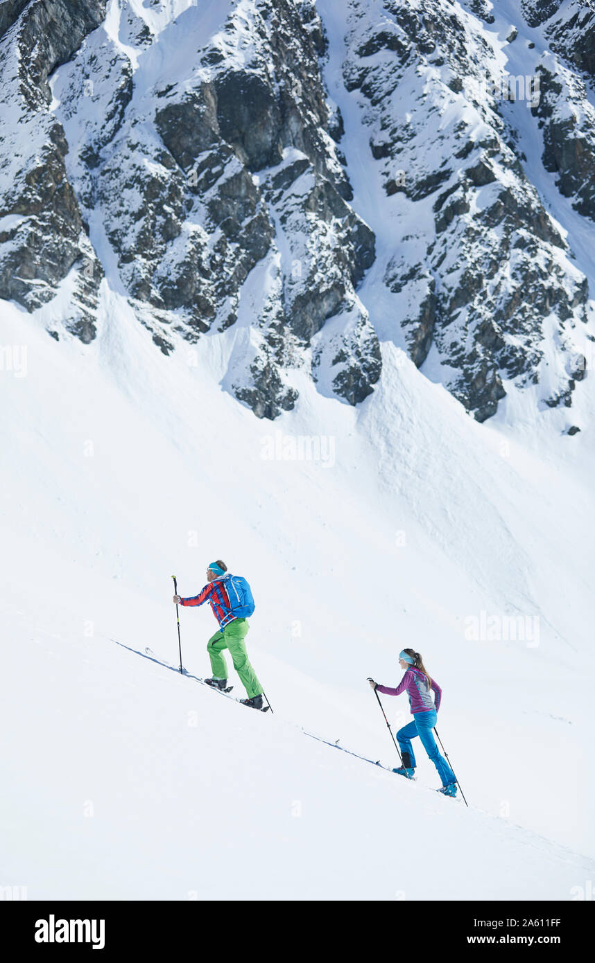Paar Skitouren in den Bergen, Kühtai, Tirol, Österreich Stockfoto