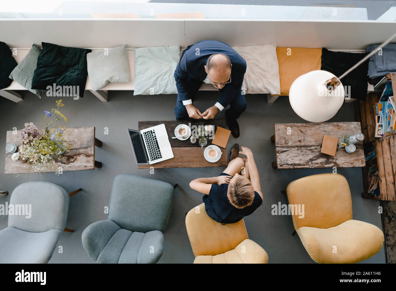 Geschäftsmann und ein Weib, das hatte ein Treffen in einem Café, diskutieren, arbeiten Stockfoto