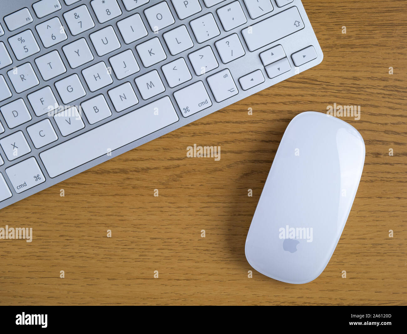 Großbritannien, Oktober 2019: Apple Mac kabellose Maus und Tastatur am Schreibtisch aus Holz Stockfoto