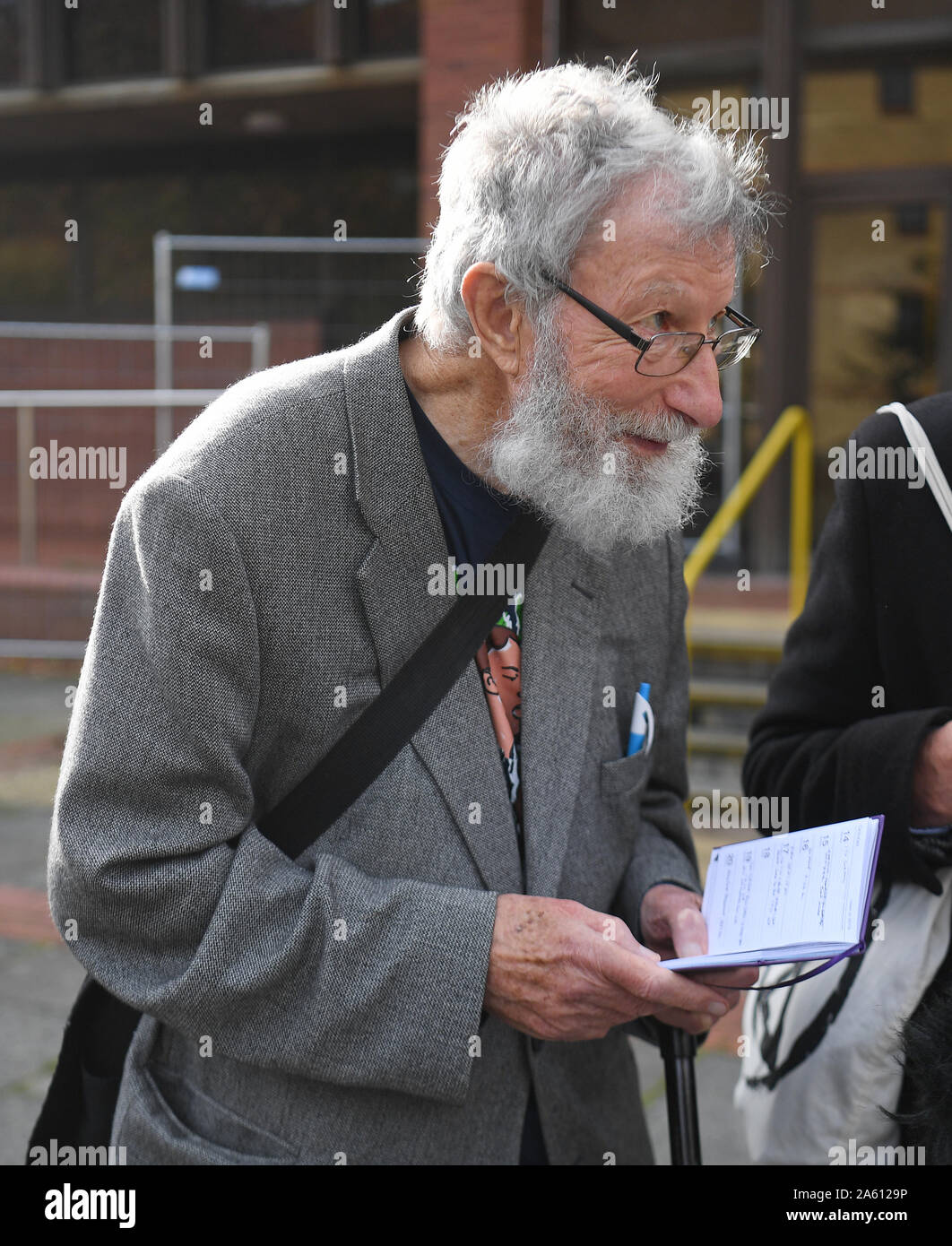 Aussterben Rebellion Aktivist John lynes, 91, verlässt Folkestone Magistrates' Court, wo er und andere für ihre im Rahmen der "Blockade" der Hafen von Dover im September erschien. PA-Foto. Bild Datum: Mittwoch, 23. Oktober 2019. Während der Demonstration Demonstranten besetzten eine Seite einer zweispurigen Straße an der belebten Kent Handel Hub unter einem massiven Polizeiaufgebot. Siehe PA Geschichte GERICHTE Proteste. Photo Credit: Kirsty O'Connor/PA-Kabel Stockfoto