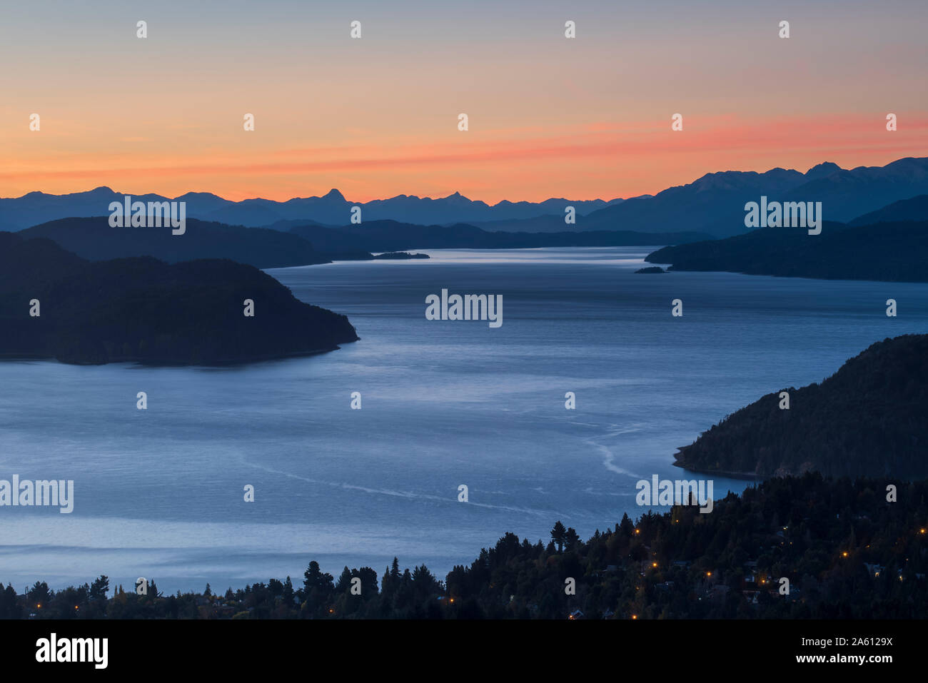 Intensive Sonnenuntergang über den See Nahuel Huapi, San Carlos de Bariloche, Patagonia, Argentinien, Südamerika Stockfoto