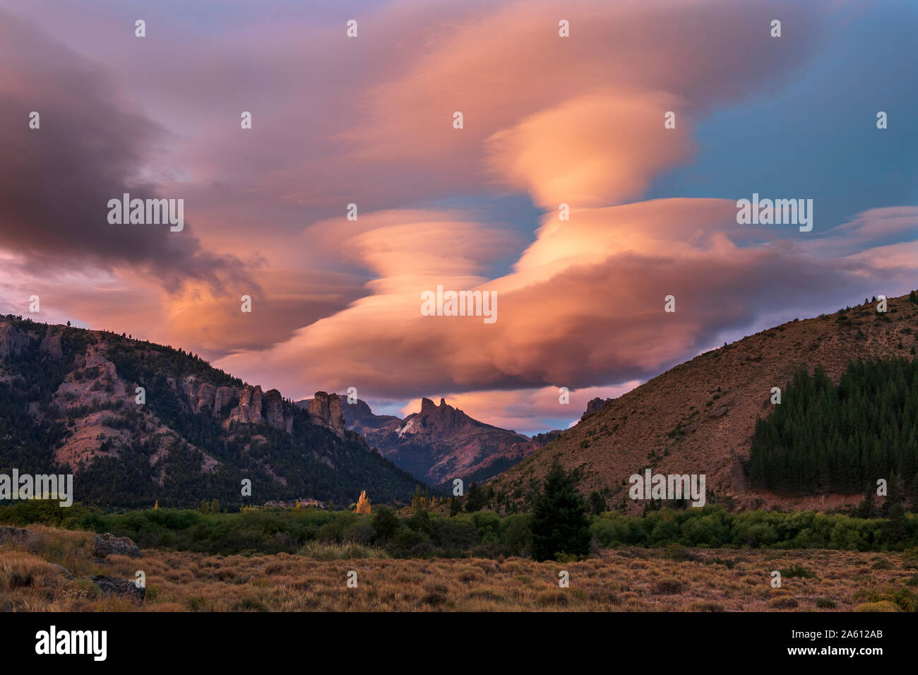 Linsenförmige Wolken über dem chilenischen Sattel, Bariloche, Patagonia, Argentinien, Südamerika Stockfoto