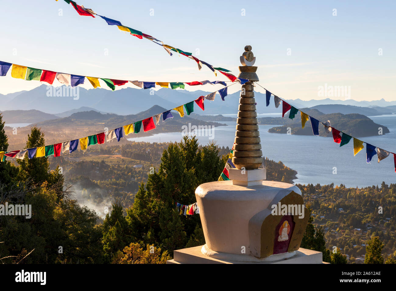 Stupa de la Iluminacion mit Blick über den See Nahuel Huapi, Bariloche, Bariloche, Patagonia, Argentinien, Südamerika Stockfoto