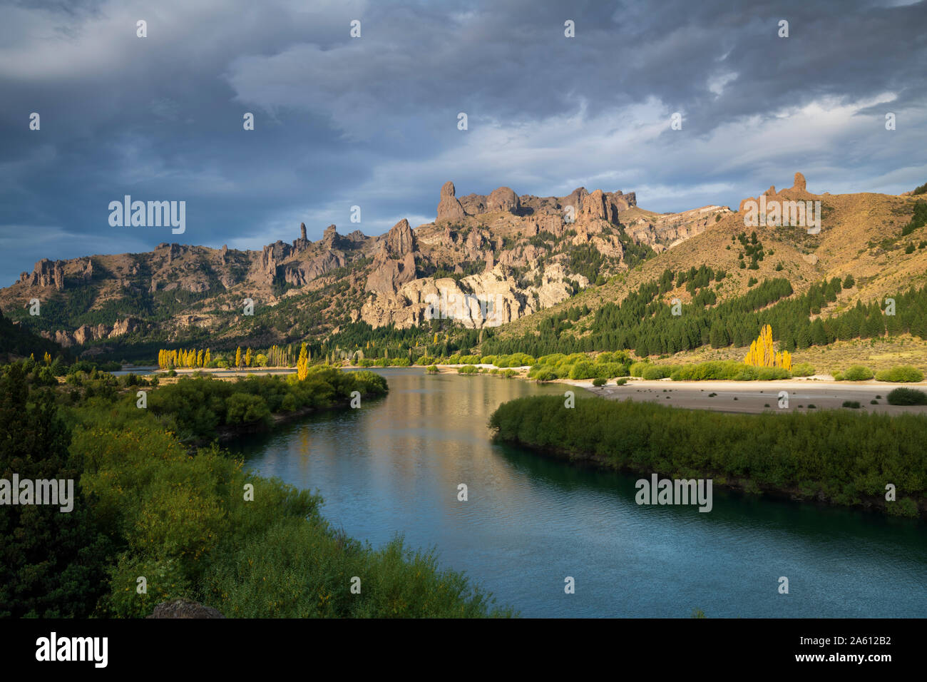 Chubut Fluss, der durch Bariloche Landschaft, San Carlos de Bariloche, Patagonia, Argentinien, Südamerika Stockfoto