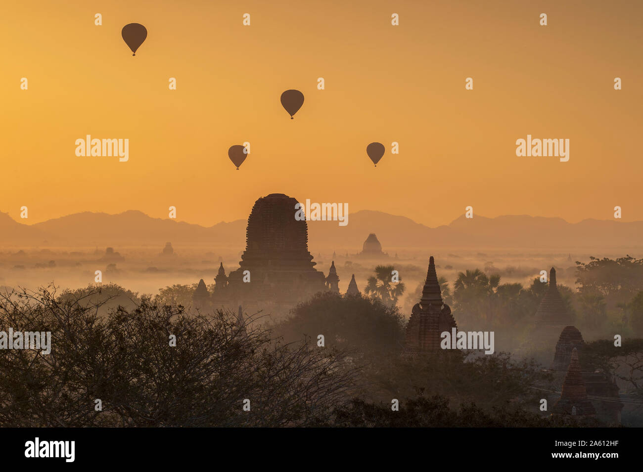 Atmosphärische Sonnenaufgang mit Ballons über Stupas in Bagan (Pagan), Bagan, Myanmar (Burma), Asien Stockfoto