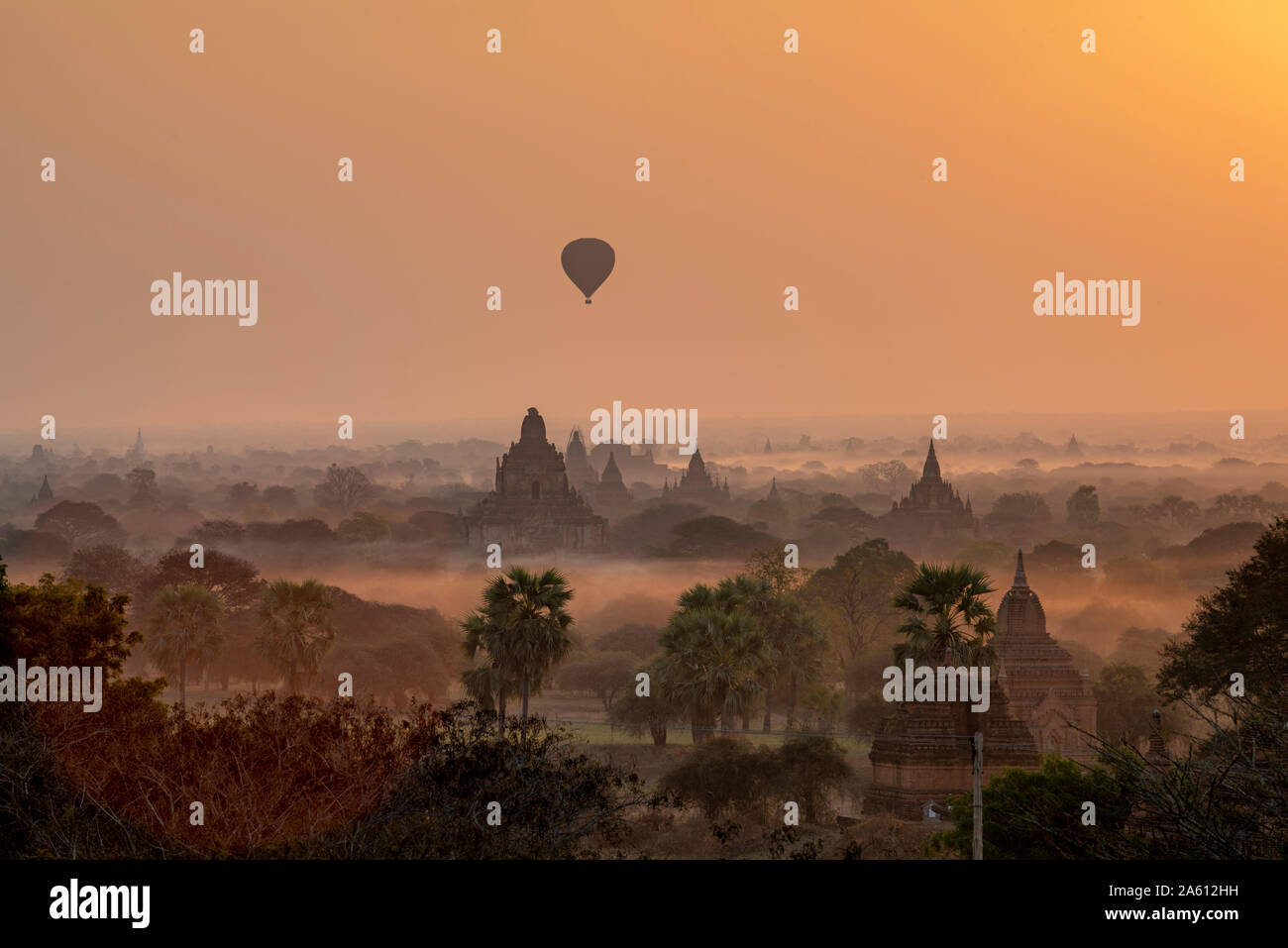 Heißluftballon fliegen über Stupas, Bagan (Pagan), Myanmar (Burma), Asien Stockfoto
