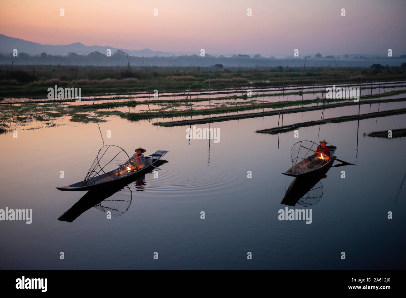 Zwei Intha Bein rudernden Fischer am Inle Lake Gardens, Inle See, Shan Staat, Myanmar (Birma), Asien Stockfoto