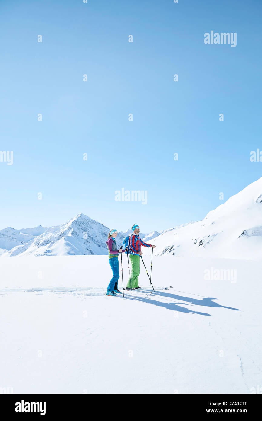 Paar Skitourengeher mit einer Unterbrechung in den Bergen, Kühtai, Tirol, Österreich Stockfoto