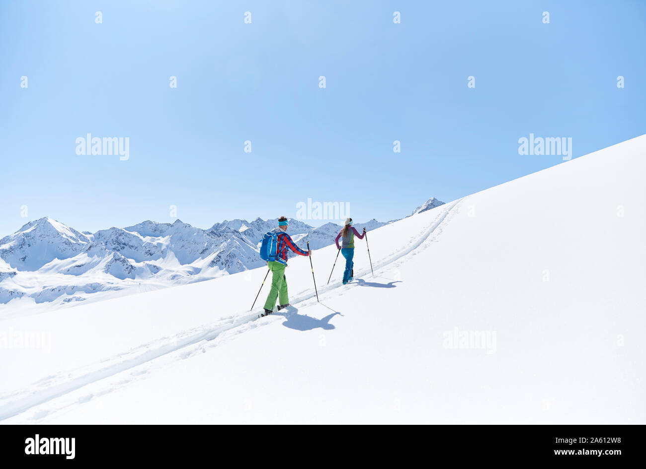 Paar Skitouren in den Bergen, Kühtai, Tirol, Österreich Stockfoto