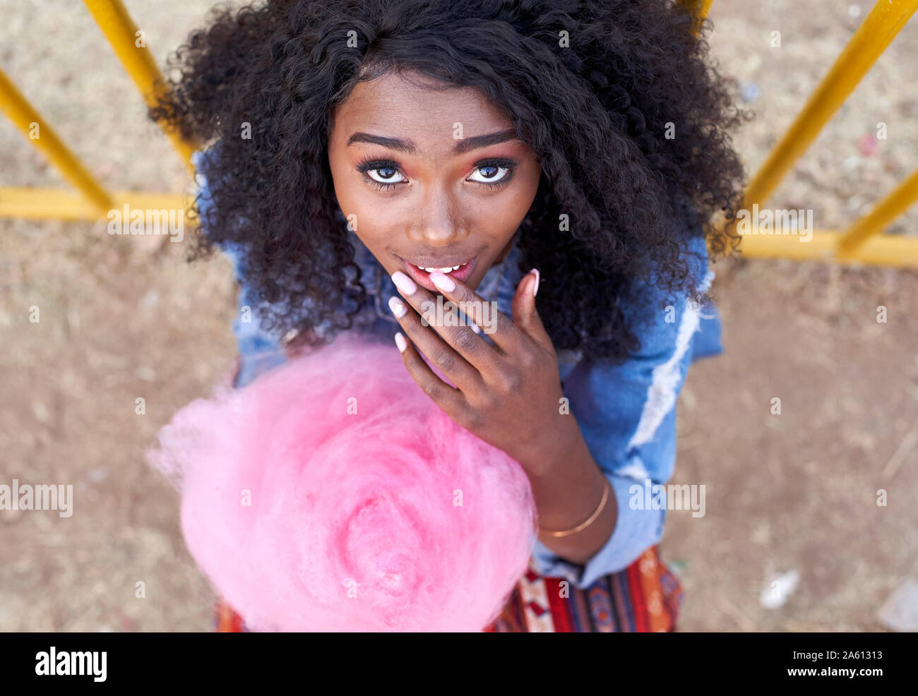 Porträt der jungen Frau mit rosa Zuckerwatte Stockfoto
