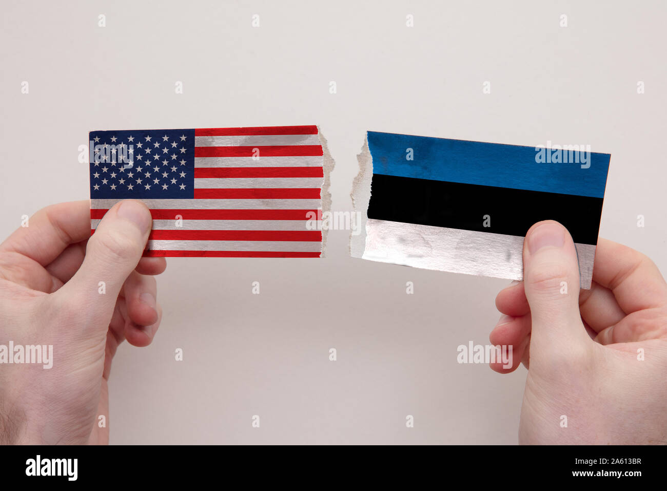 USA und Estland Papierfahnen zerrissen. politische Beziehung Konzept Stockfoto