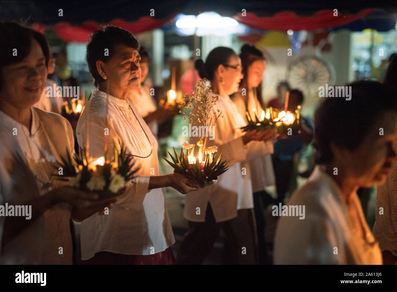 Loi Krathong [a] (Thai: ลอยกระทง, ausgeprägte [lɔ̄ːj krā. tʰōŋ]) ist eine Siam Festival Jährlich im gesamten Königreich Thailand gefeiert. Lampang. Stockfoto