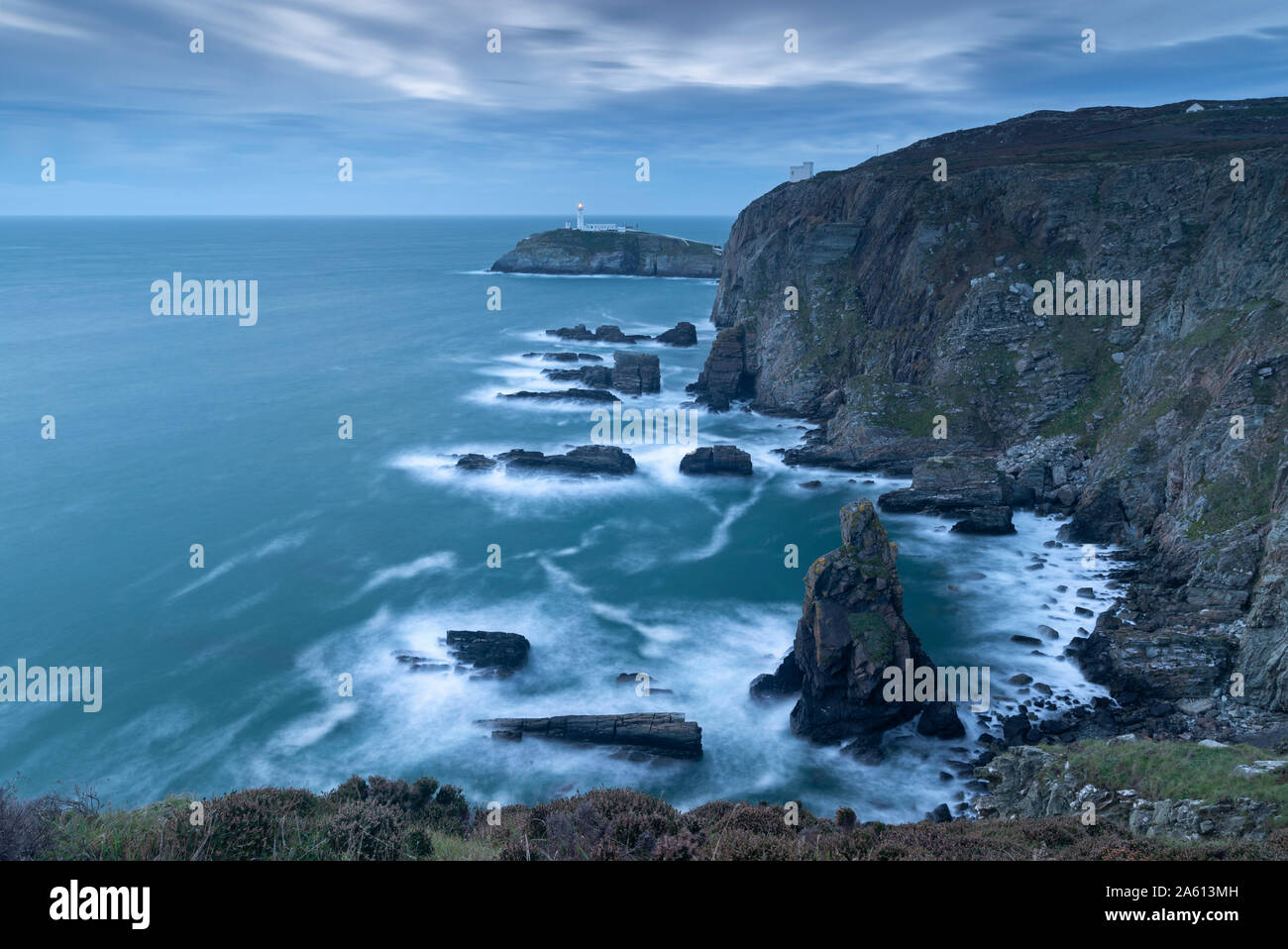 Stürmischen Abend in South Stack Leuchtturm an der Küste von Anglesey, Wales, Vereinigtes Königreich, Europa Stockfoto