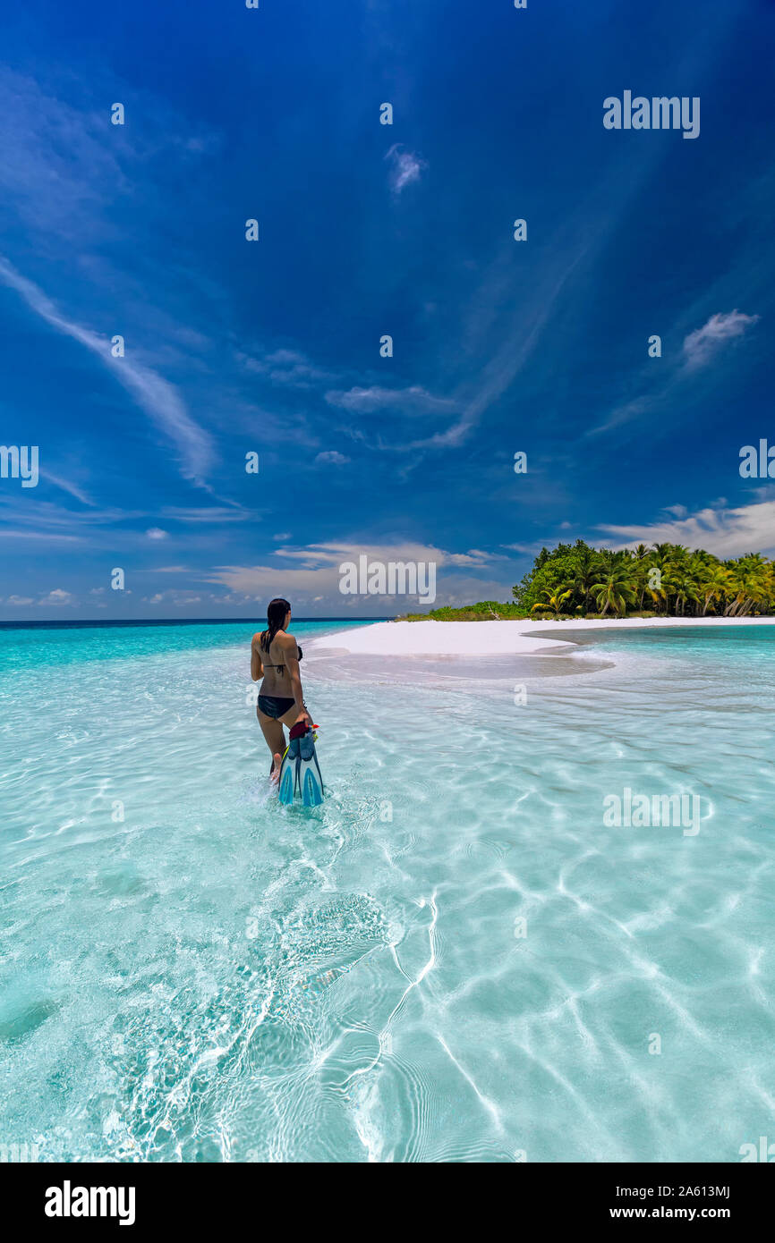 Frau mit Schnorchelausrüstung am tropischen Strand, Malediven, Indischer Ozean, Asien Stockfoto