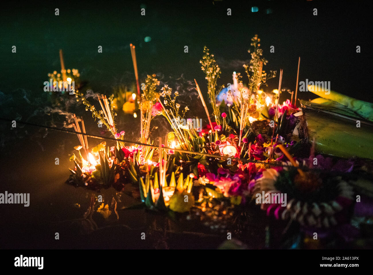 Loi Krathong [a] (Thai: ลอยกระทง, ausgeprägte [lɔ̄ːj krā. tʰōŋ]) ist eine Siam Festival Jährlich im gesamten Königreich Thailand gefeiert. Lampang. Stockfoto